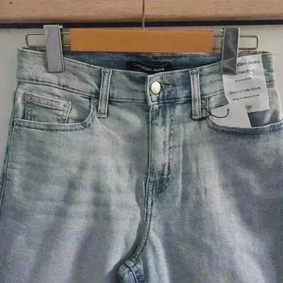 CALVIN KLEIN | Women's Light Wash High Rise Ripped Hem Shorts - Picture 3 of 5